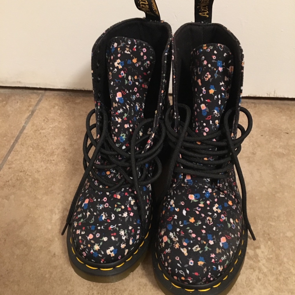 BRAND NEW dr martens page courtney boot